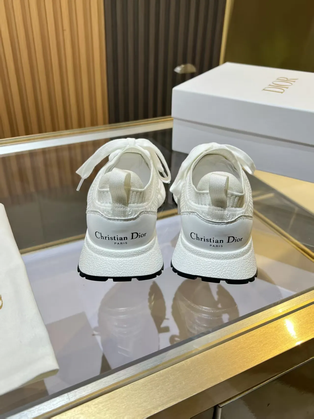👟👟Ex-factory price 460👟👟 DIOR CHRONO Dior's new high-version, casual, business, all-in-one sports shoes. Simple and super versatile. The upper is equipped with a Logo cloth label. The upper is perfect and luxurious, and can be matched with any spring, summer, autumn and winter clothing. The upper foot is even more comfortable! The original material is disassembled and reproduced perfectly. The fly-woven upper is breathable and comfortable. The original super lightweight TPU absorbent film anti-slip outsole. Unique. Full of details. Fine workmanship. Worth owning. Equipped with original packaging at the counter. 3 colors available SIZE: 35--40 (41 can be customized)